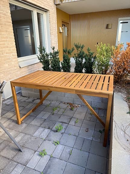 Trädgårdsbord och fällbara stolar