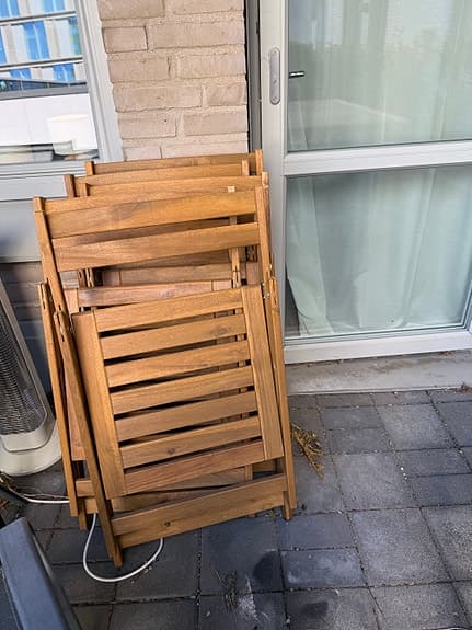 Trädgårdsbord och fällbara stolar