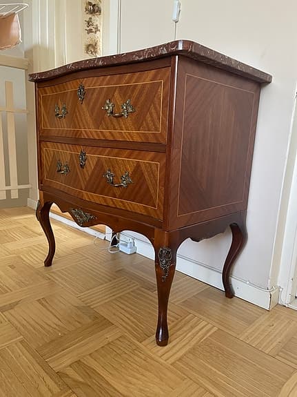 Byrå antik stil