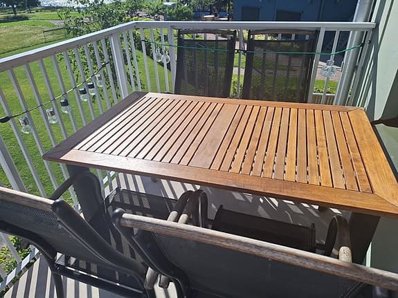 Trädgårdsbord i trä med metallben
