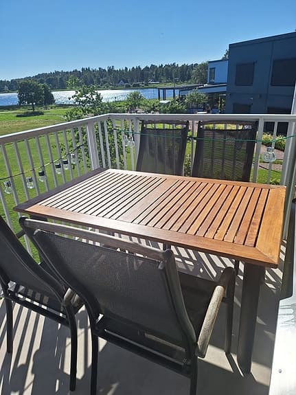 Trädgårdsbord i trä med metallben