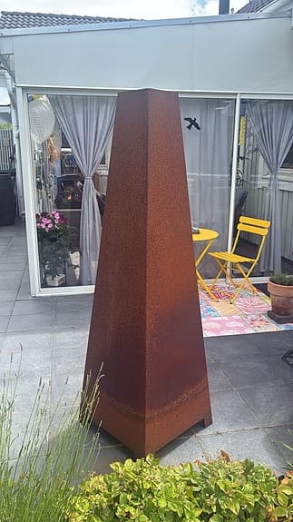Trädgårdskamin utomhus i cortenstål
