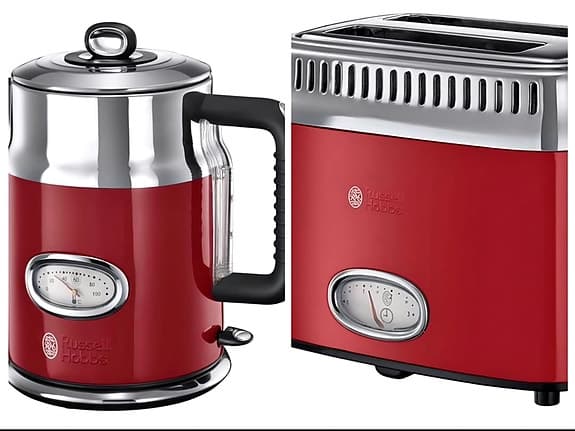 Russell Hobbs vattenkokare och brödrost röd. Säljer båda för 800kr.