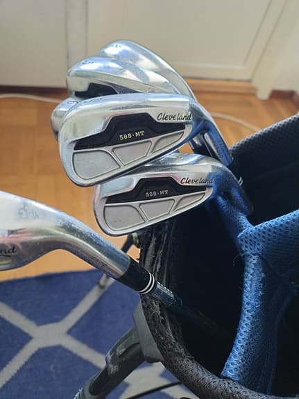 Cobra Speed LD driver + Cleveland 588-MT järnklubbor med golfbag