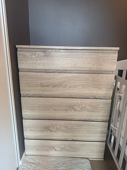 Hög byrå i ljust ek