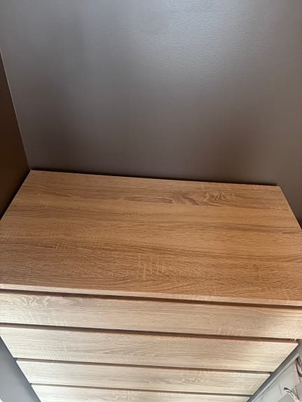 Hög byrå i ljust ek