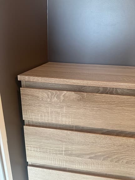 Hög byrå i ljust ek