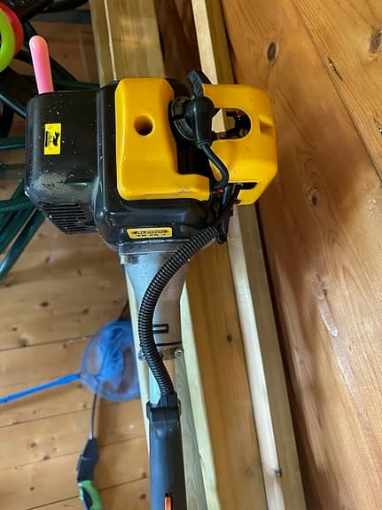 Gul bensindriven röjsåg/trimmer
