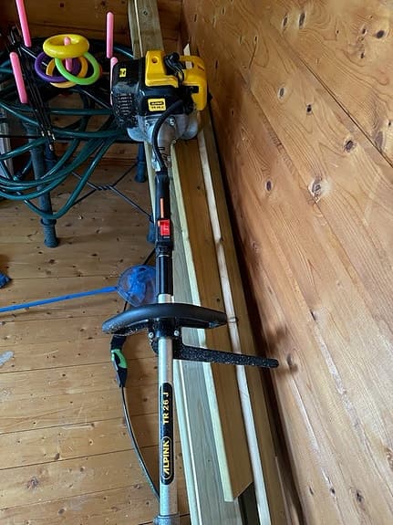 Gul bensindriven röjsåg/trimmer