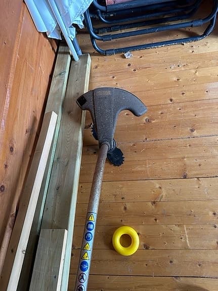 Gul bensindriven röjsåg/trimmer