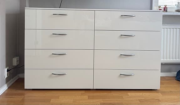 Byrå i högblank vit