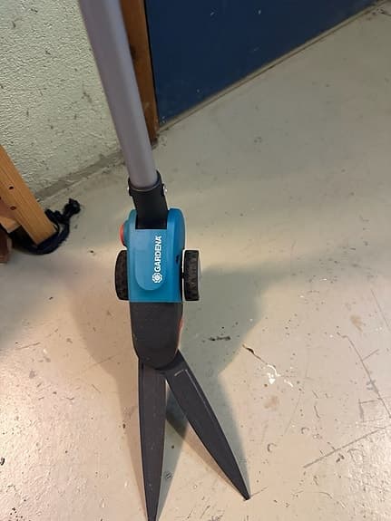 Gardena ogräsklippare med långt skaft