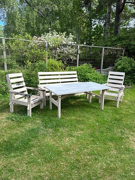 Trädgårdsgrupp trä bord soffa och två stolar