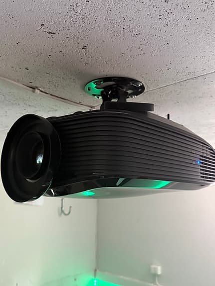 Projektor med takfäste