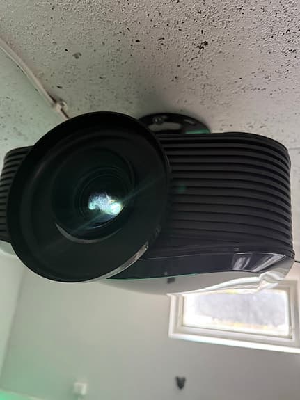 Projektor med takfäste