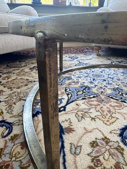 Runt soffbord glas med metallunderrede i antik mässing/metall