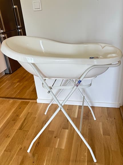 Vit badbalja med stativ för baby