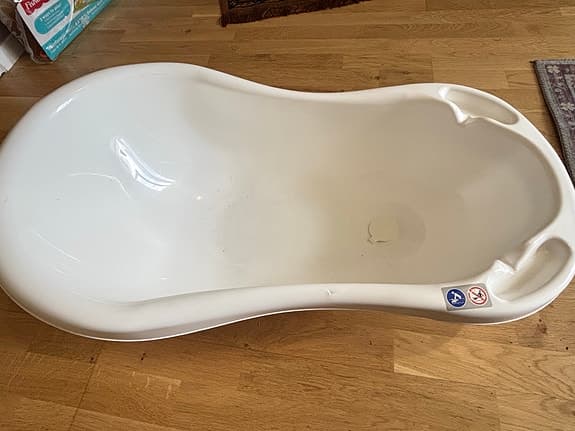 Vit badbalja med stativ för baby