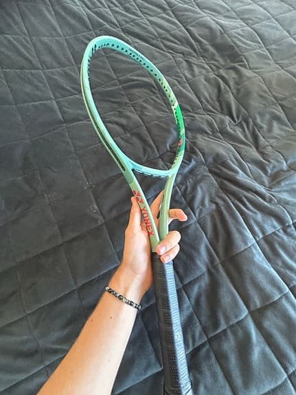 Två Yonex Percept 97 tennisracketar med svart Wilson väska