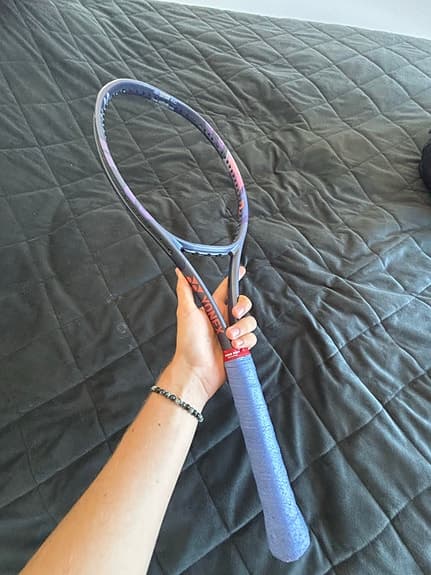 Två Yonex Percept 97 tennisracketar med svart Wilson väska
