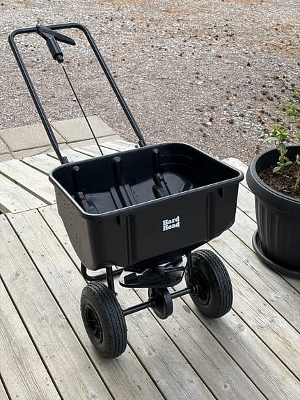 Spridarvagn för gödsel eller gräsfrö.