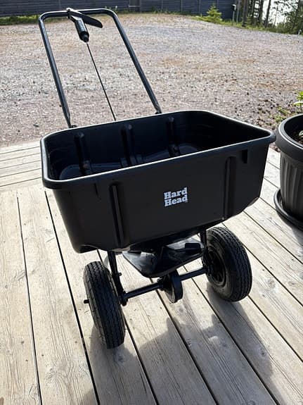 Spridarvagn för gödsel eller gräsfrö.