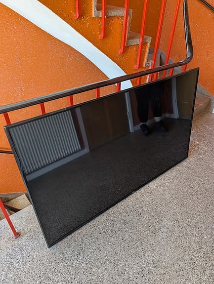 LG TV 65" Med väggfäste, fötter saknas.