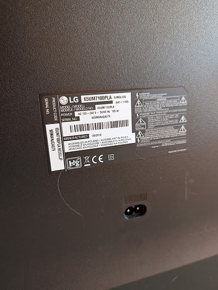 LG TV 65" Med väggfäste, fötter saknas.