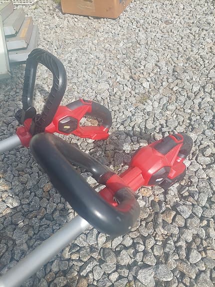 Röd grästrimmer / röjsåg