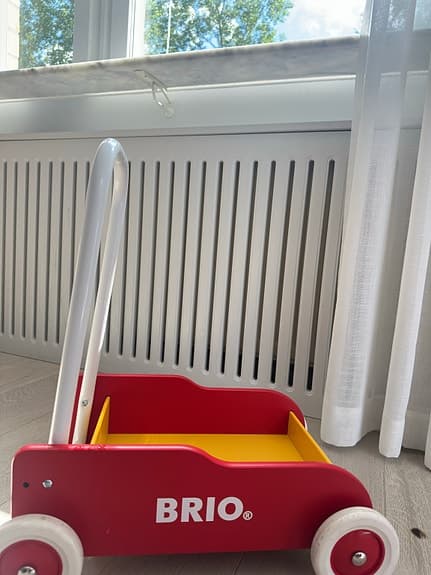 BRIO gåvagn röd gul