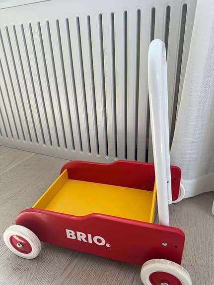 BRIO gåvagn röd gul