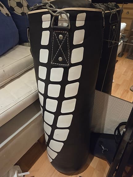 Boxningssäck 25 kg med boxningshandskar