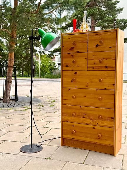 Byrå i furu 70 tal endast 30 cm djup
