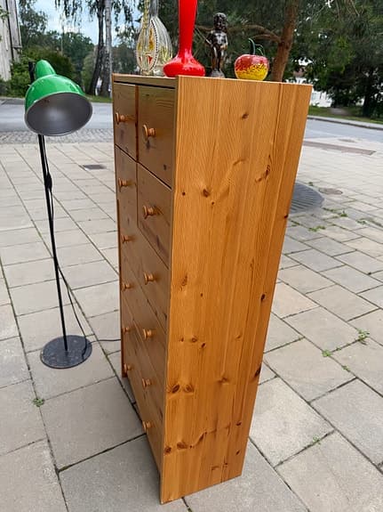 Byrå i furu 70 tal endast 30 cm djup