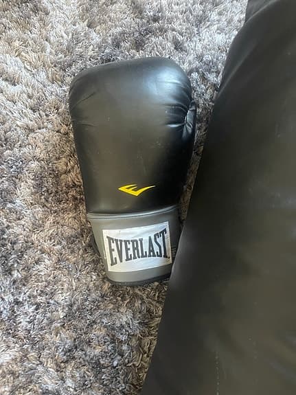 Everlast boxningssäck med handskar svart