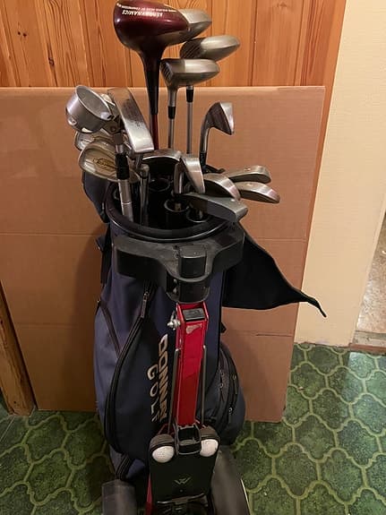 Damset om 17 klubbor varav 3 putters, golfvagn etc