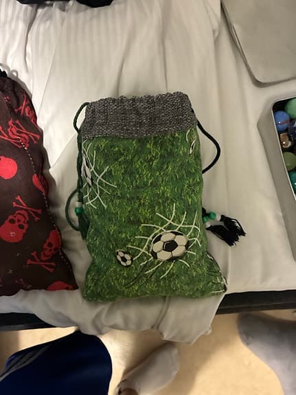 Kulor med tygpåsar döskalle och fotboll
