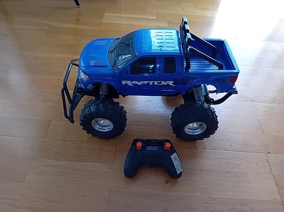 Radiostyrd bil med laddbart batteri