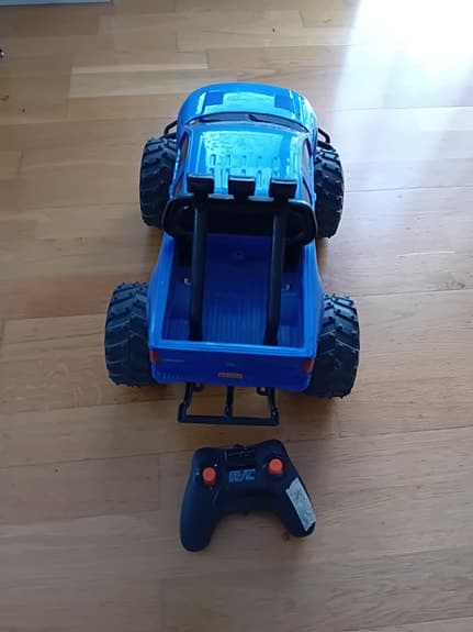 Radiostyrd bil med laddbart batteri