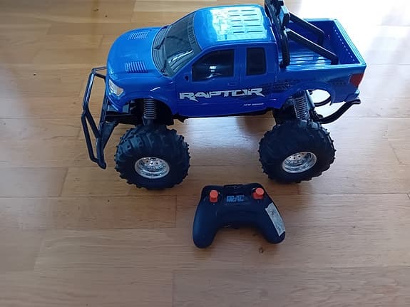 Radiostyrd bil med laddbart batteri