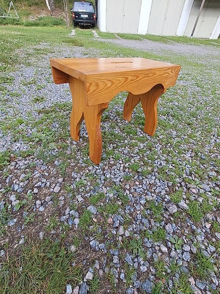 Vintage, Retro, Pall i trä / Furu? med utsågade ben