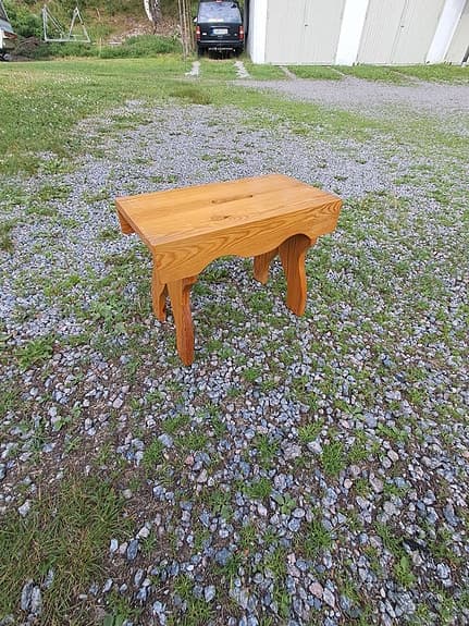Vintage, Retro, Pall i trä / Furu? med utsågade ben