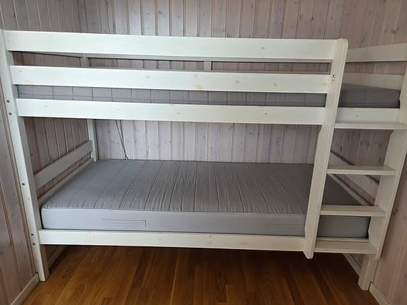 IKEA våningssäng vit med madrasser