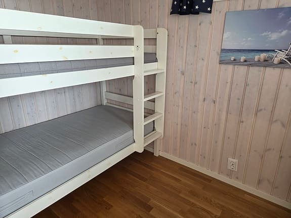 IKEA våningssäng vit med madrasser