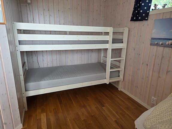 IKEA våningssäng vit med madrasser