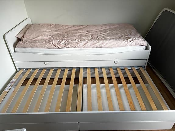 IKEA vit säng med utdragssäng och lådor