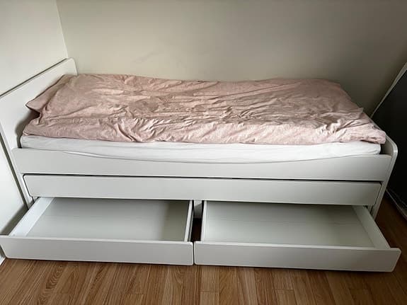 IKEA vit säng med utdragssäng och lådor
