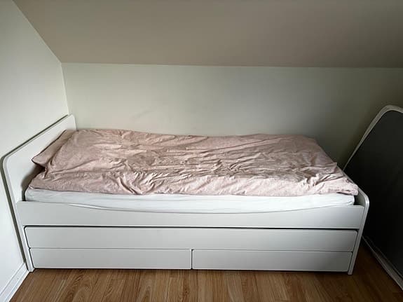 IKEA vit säng med utdragssäng och lådor