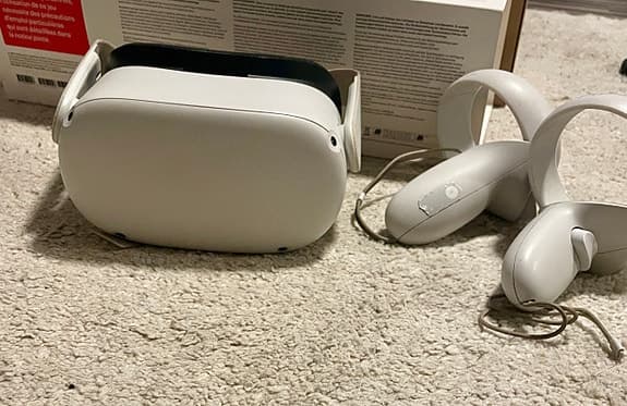 Meta Quest 2 VR-headset med handkontroller