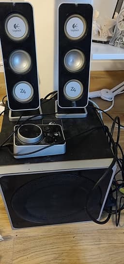 Logitech Z4 högtalarsystem med subwoofer och två satellithögtalare